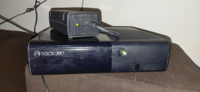 Xbox 360 rgh 500 gb com defeito + kinect + 1 controle original e outro paralelo ambos usds
