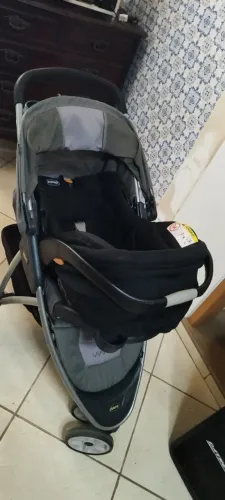 Vendo carrinho de bebê Chicco Viaro com bebê conforto,