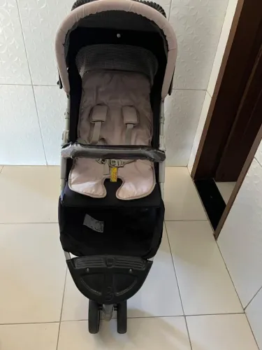 Vende se Carrinho de bebe com Banheira em Bom Estado Conservado.