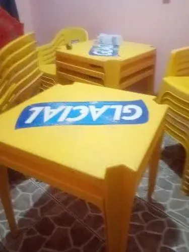 Mesas e cadeiras