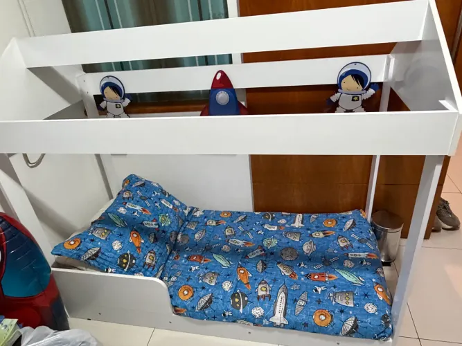 Cama Montessoriana branca com colchão.