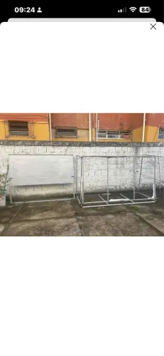 Portas de vidro, porta de correr de ferro e um toldo 