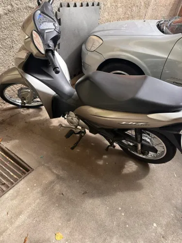 Vendo uma Honda biz 110i zero