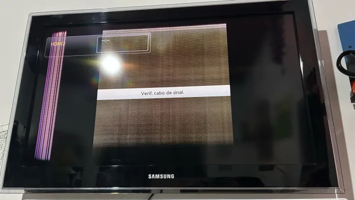 Televisão Samsung retirada de peças