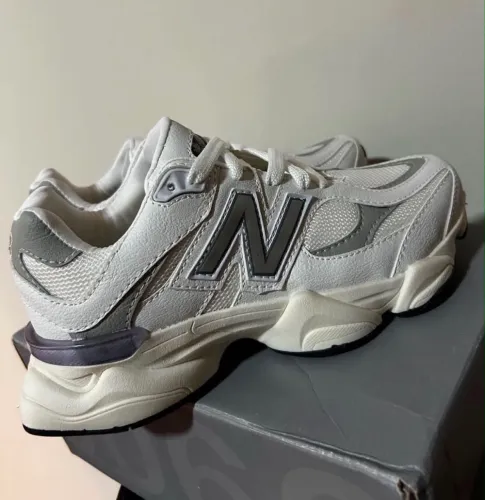 Tênis New Balance 9060 Branco e Cinza