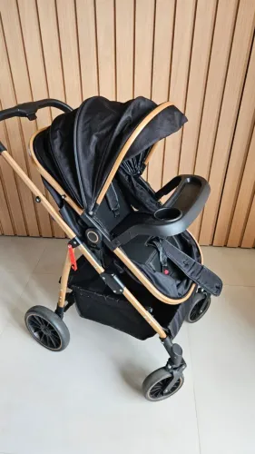 Carrinho de bebê com moisés e bebê conforto