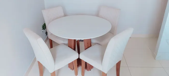 Vendo mesa redonda com 4 cadeiras de veludo