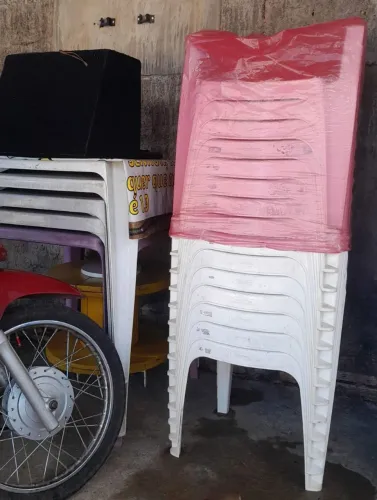Conjunto de mesas e cadeiras