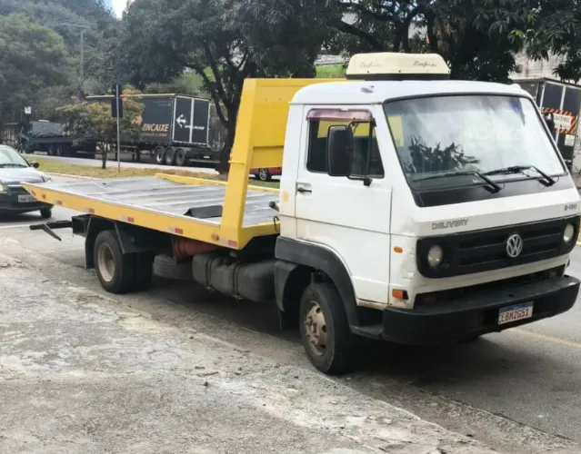 Caminhão de plataforma operacional asa delta volkswagen