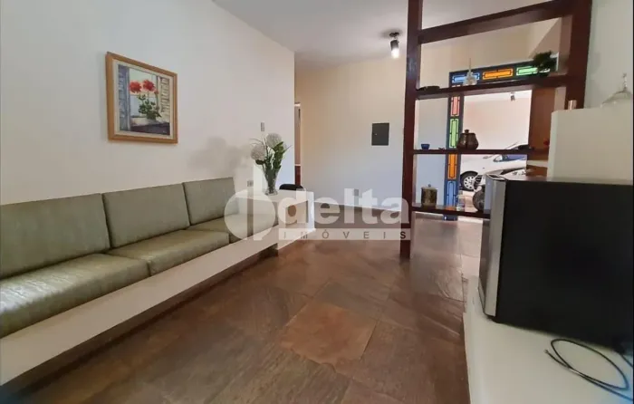 Casa com 4 quartos sendo 1 suíte disponível para venda no bairro Lídice em Uberlândia-MG