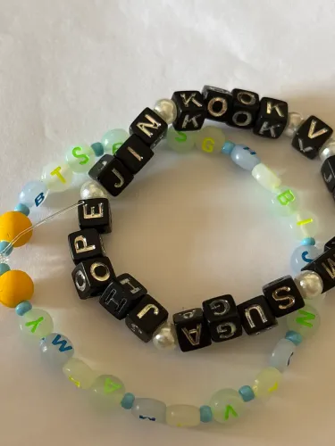 Pulseira de miçangas escrito ?BTS nome de todos os membros?