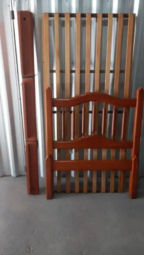 Cama de madeira maciça
