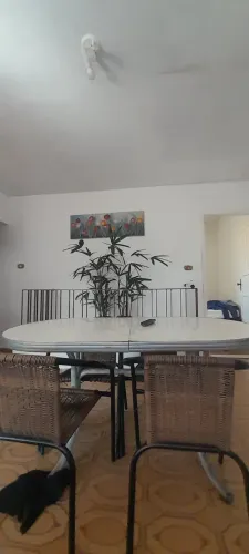 Mesa de jantar, com cadeiras