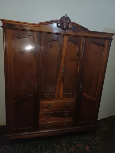 Guarda roupa antigo de Casal em madeira maciça