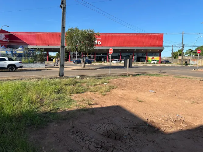 Aluga-se terreno de esquina no Carana em frente Supermercado Gavião