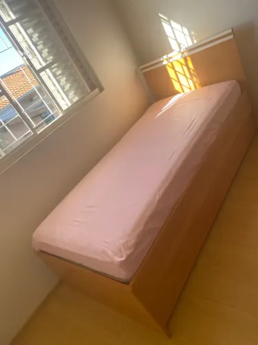 Cama de solteiro em madeira com bicama auxiliar
