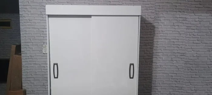 Armário branco duas portas de correr e duas gavetas