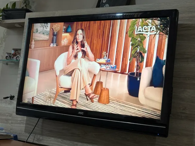 TV 42 polegadas AOC semi nova