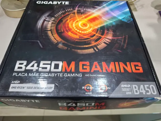 Placa Mãe B450M Gaming Gigabyte + 2 air cooler AMD + espelho da placa