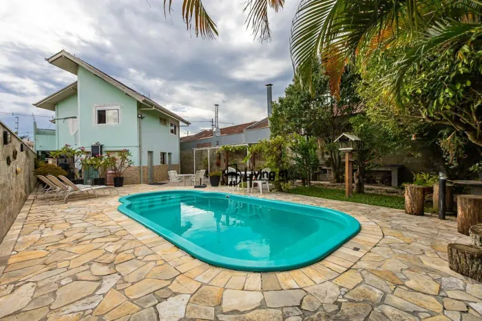 Sobrado com Piscina no Bairro Alto - 3 Quartos 1 suíte