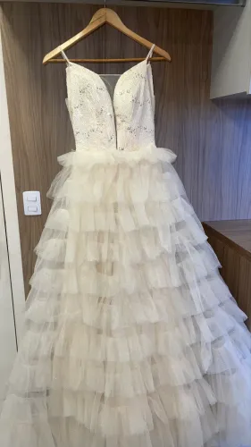 Vestido de Festa Longo Off-White com Tule - Saia Volumosa e Cauda