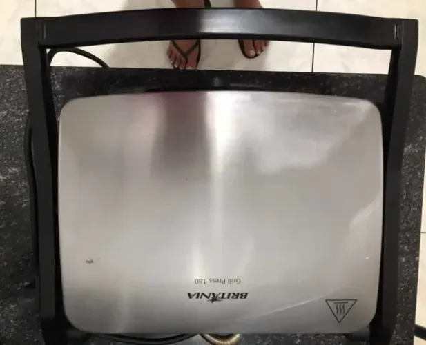 Grill Britânia Press / 180 Antiaderente 220v - Cinza e preto