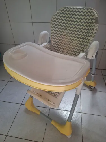 Cadeira para alimentação de criança
