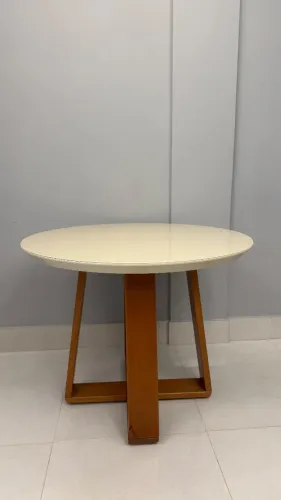 Mesa redonda com tampo de vidro e base em madeira - R$ 999,00.