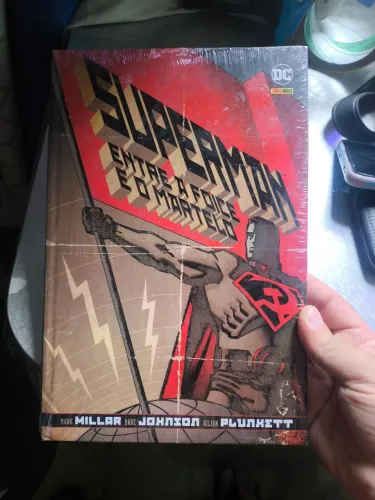 Revista hq capa dura surpeman entre a folce e o martelo hq lacrada