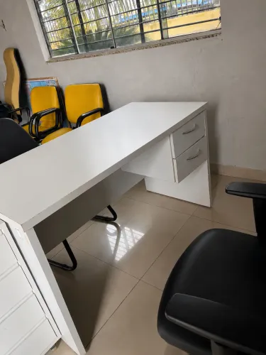 Kit com duas mesas de escritório 