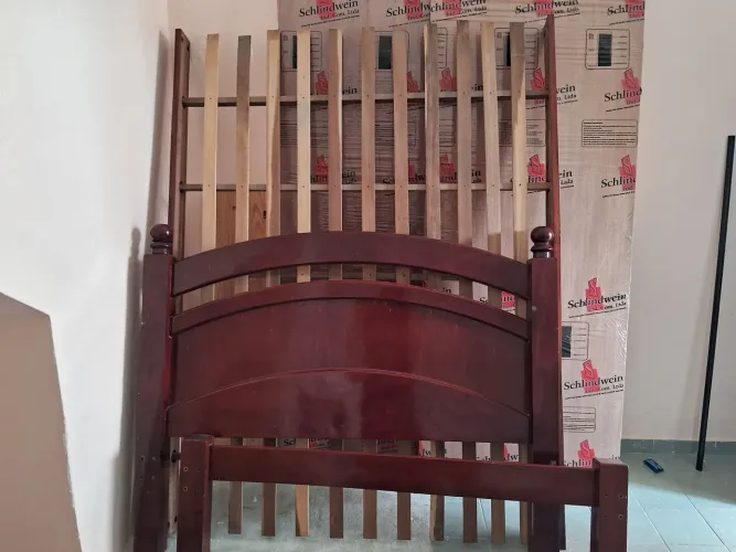 Vende-se uma cama de casal de Madeira