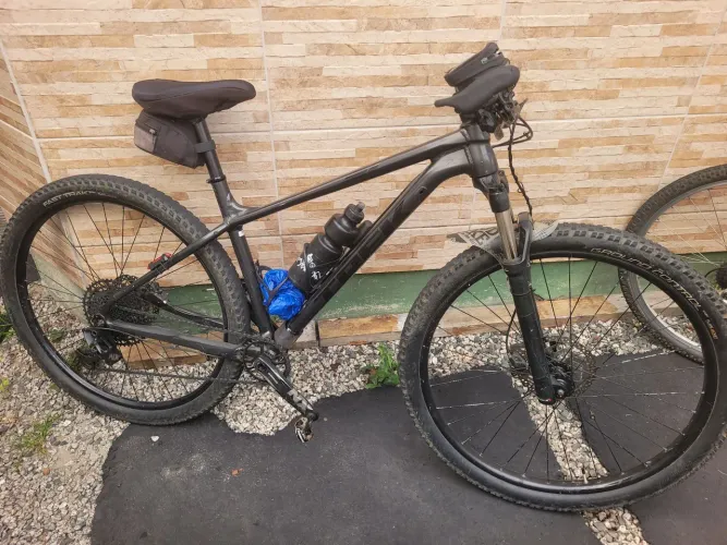 Bike mtb trek bandit x-caliber 7 aro 29 sram 12v freio hidraulico shimano rockshock 30