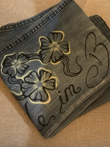 calça flare pintada a mão (a frase: made in Brasil, e flores)