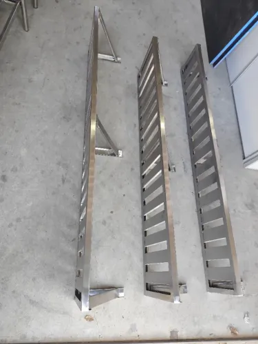 Prateleira suspensa gradeada em inox para apoio de cozinha, 1,90 m
