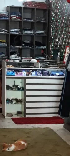 Vendo balcão com manequins e araras para loja de roupas. 