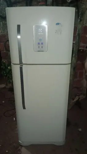 Geladeira Electrolux bem conservada e espaçosa