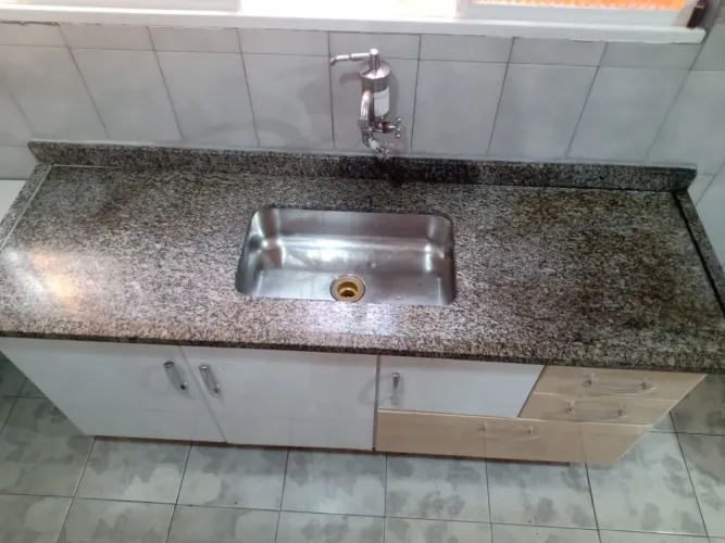 Gabinete de cozinha com granito