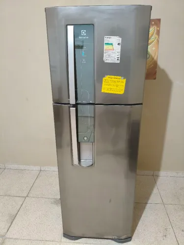 Geladeira Electrolux inox Frost Free duplex com digital e água na porta