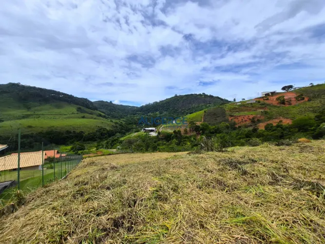 Terreno ou lote à venda com pequeno DECLIVE medindo 3.077,45m², com vista linda- no Villag