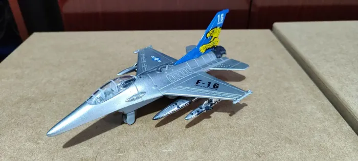 Miniatura de avião f16 metal de fricção a bateria