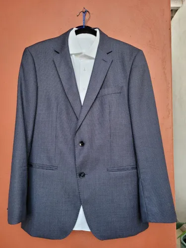 Maravilhoso terno SLim fit HUGO BOSS original. Semi novo.