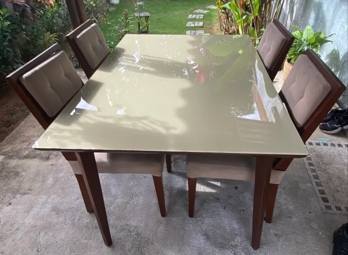Vendo conjunto sala de jantar com 4 cadeiras