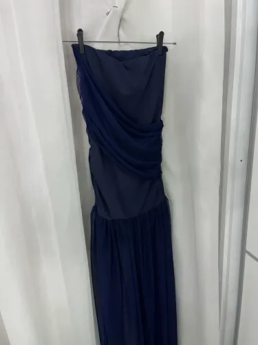 Vestido azul marinho, peça feita sob medida, nunca usada.