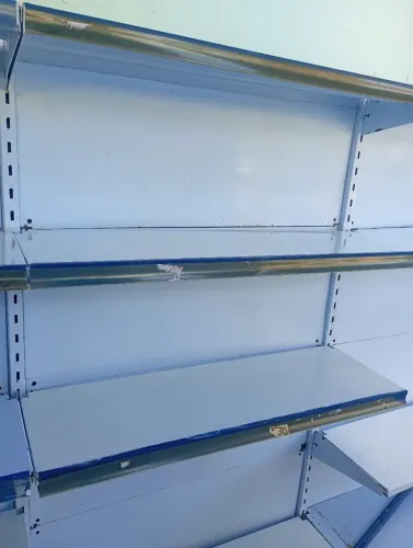 9 metros de gôndolas de parede em ótimo estado 450 o metro 