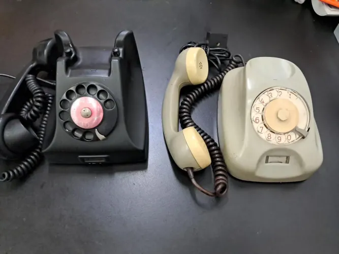 2 Telefones Antigos Originais de Disco - Vintage
