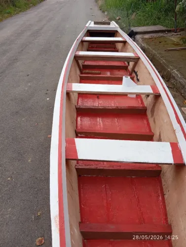 Barco de cedro novinho 38 cm de altura as laterais e um motor toyama semi novo pouco uso 