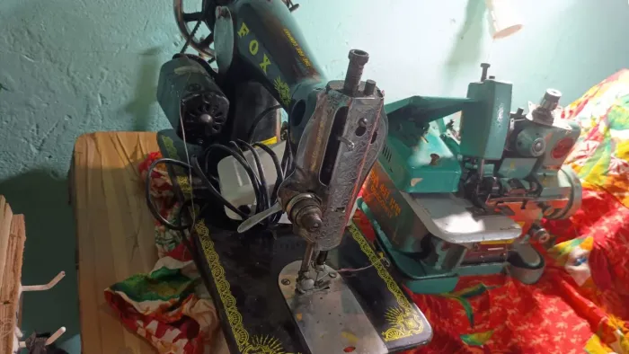 Vende máquina descutura reta um overloque
