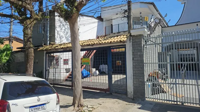Alugo casa sobrado *apto residencial 02 dormitórios + sala + 01 banheiro ideal para casal