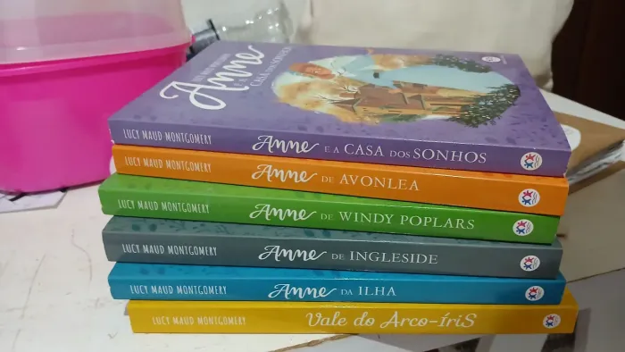 Lote com 6 livros da incrível saga Anne de Green Gables, escritos por L. M. Montgomery