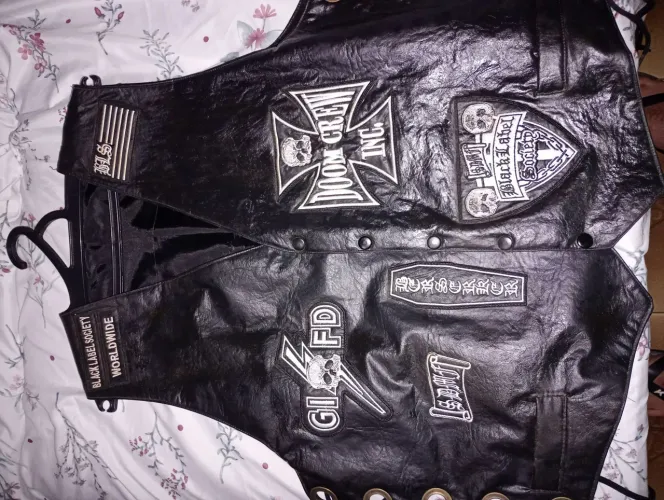 Vendo uma jaqueta de couro nova estilo motoqueiro top. Entrego 